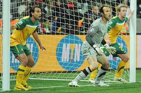 Richard Garcia, Mark Schwarzer and David Carney defend a corner.