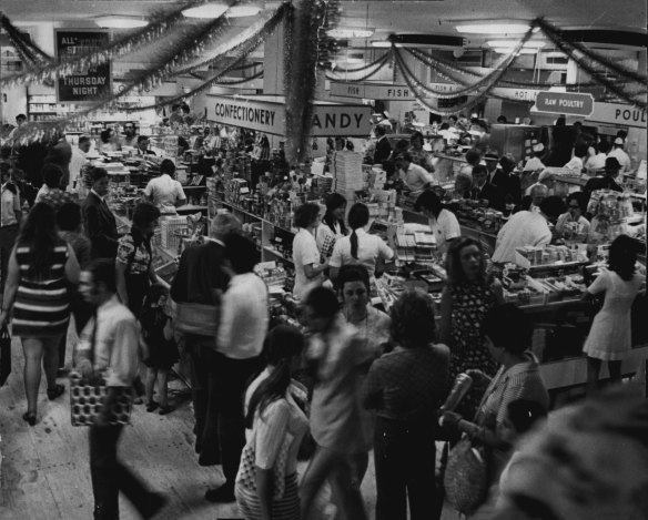 Late night shopping at David Jones, Market Street on December 23, 1971.