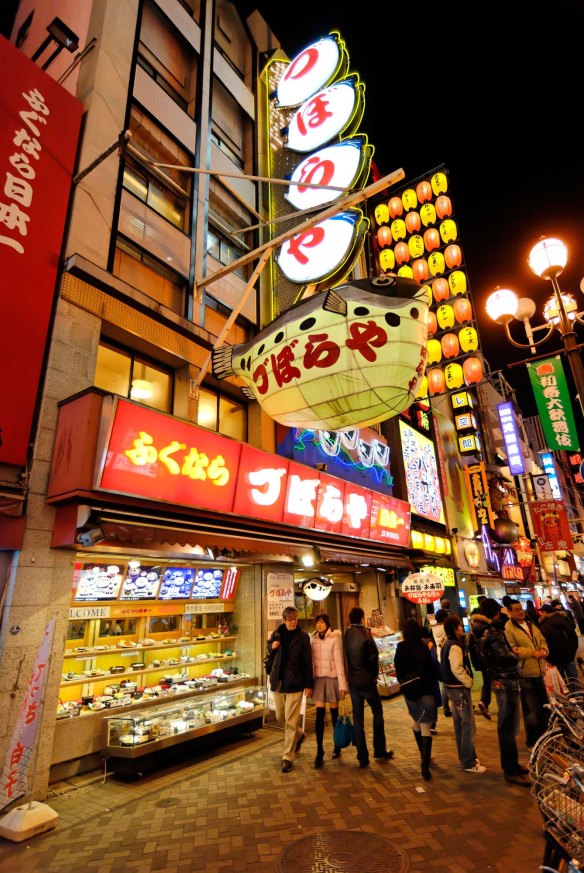 AGJWYW Zubora-ya: fugu restaurant blowfish sushi japanese Dotonbori ??? principal tourist destinations in Osaka, Japan shopping restaur Credit Alamy
tra7cover