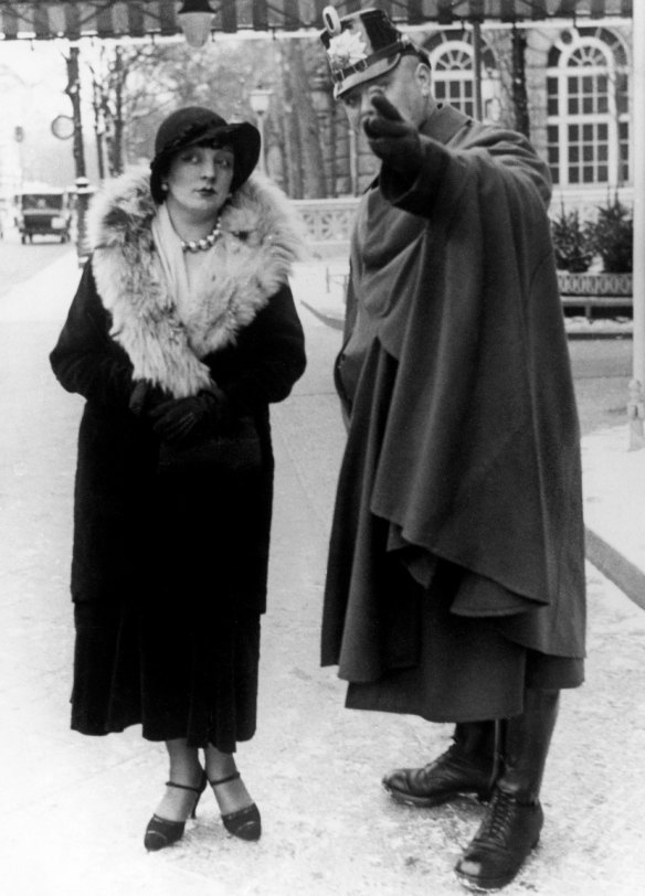  Kiki De Montparnasse with a policeman in Paris in 1930. 