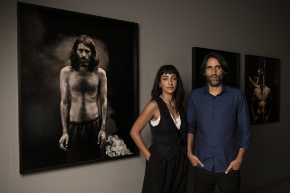 Iranian-Australian photographer Hoda Afshar and author Behrouz Boochani, visit her work在悉尼现代。” loading=