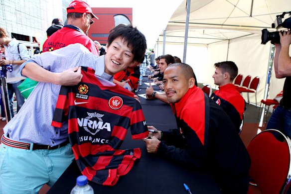 Western Sydney Wanderers fans get autographs from players at the Grand Final Saturday at Suncorp Stadium, Brisbane ahead of the A-League 2014 Grand Final tomorrow between the Brisbane Roar and the Western Sydney Wanderers.  BRISBANE. NEWS. SUN-HERALD. BRISBANE TIMES. Photograph taken by Michelle Smith on Saturday 3rd May, 2014. Western Sydney Wanderers fans get autographs from players at the Grand Final Saturday at Suncorp Stadium, Brisbane ahead of the A-League 2014 Grand Final.