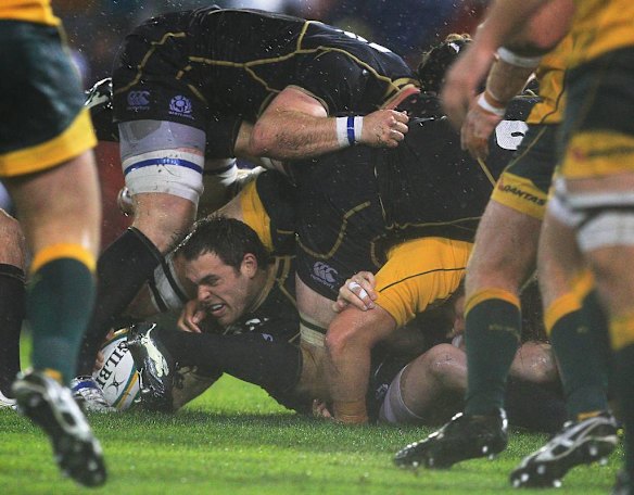 Scottish player Sean Lamont sets the ball back as his forwards clean out.