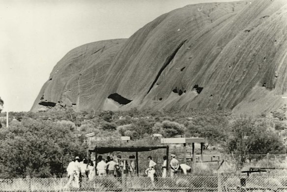 Azaria Chamberlain Inquest takes place under a shade shelter.30 Apr 1982.
