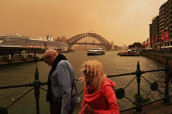 Dust Storm sweeps over Sydney Harbour this morning
