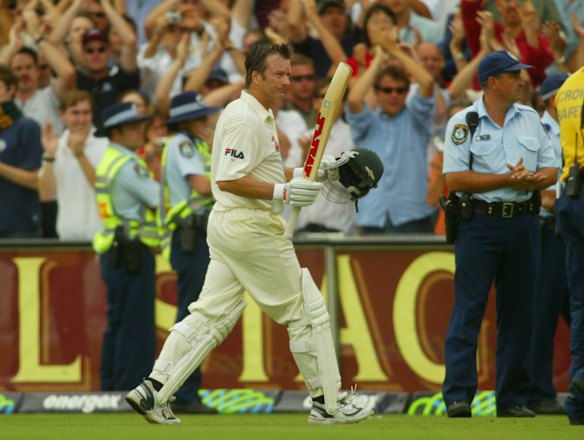 Steve Waugh waving to the crowd as he leaves the test arena for the last time.  6th January 2004.