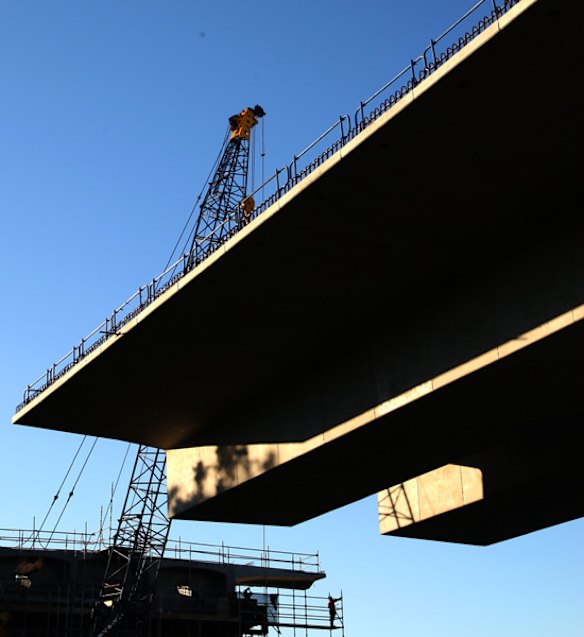 The building of the second Gateway Bridge.