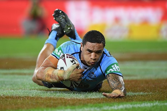 Tyson Frizell of the Blues scores a try