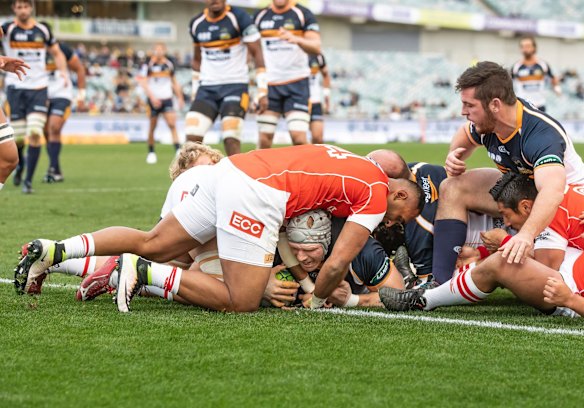 David Pocock scores a try for the Brumbies. 