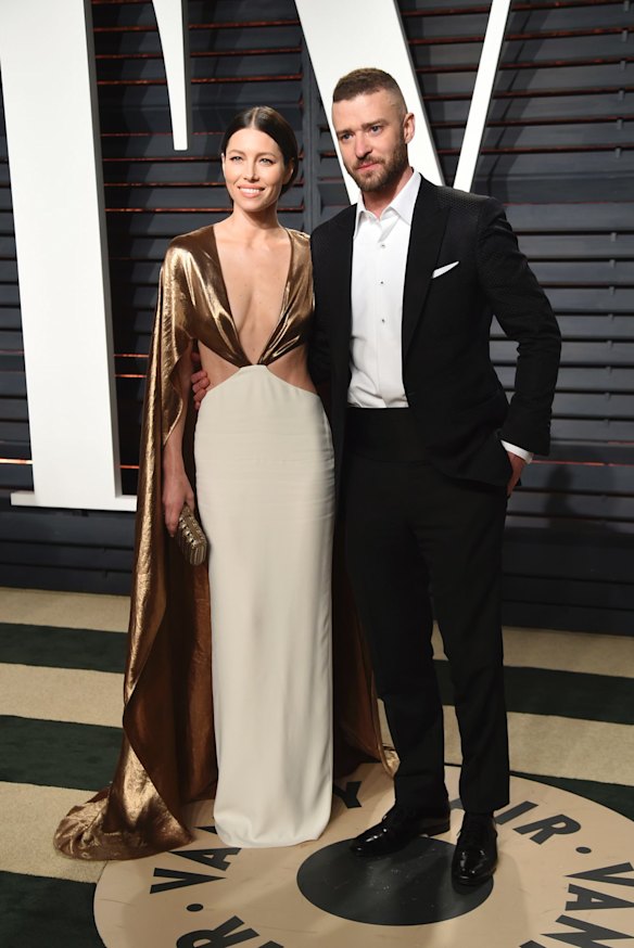 Gold is clearly Jessica Biel's pantone colour of the year, she rocked a Ralph Lauren golden cape gown next to Justin Timberlake at the Vanity Fair Oscar party. 