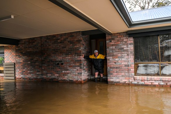 Rob Ives evacuates his home in Rochester after
Victor and son Michael Jones came from Echuca to evacuate him.