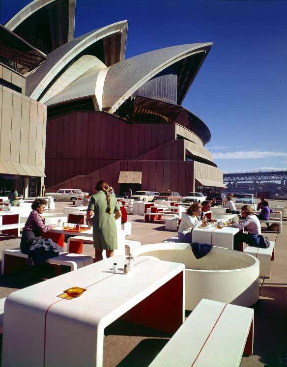 El restaurante Harbour en la Ópera de Sídney, fotografiado el 20 de octubre de 1973, cuando se inauguró oficialmente el edificio.