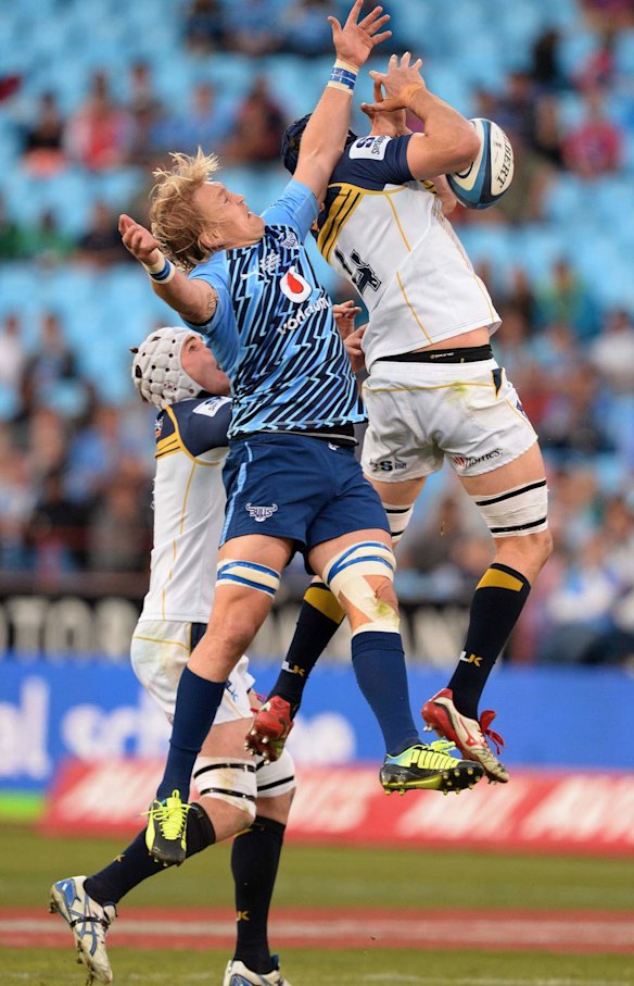 Dewald Potgieter of the Bulls and Scott Fardy of Brumbies compete for a high ball.