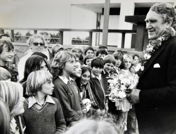 Former Prime Minister Malcolm Fraser arrives at the National Library to open an exhibition and is greeted by children of Nelson Bay Primary school. (24/8/82)