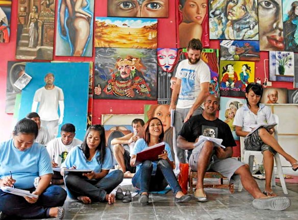 Australian artist Ben Quilty teaches inmates including Bali Nine member Myuran Sukumaran to paint in Kerobokan jail.
