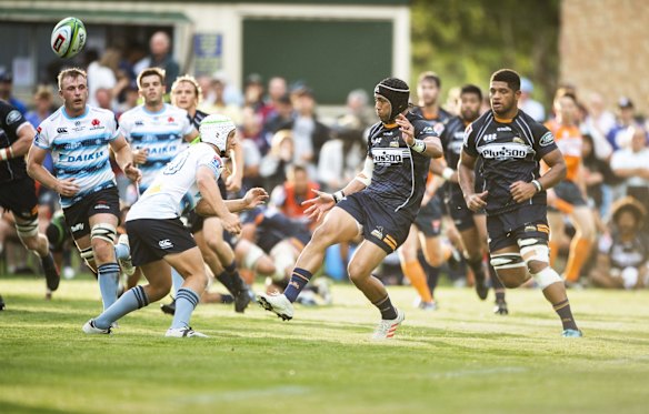 Brumbies skipper Christian Lealiifano puts in a chip kick. 