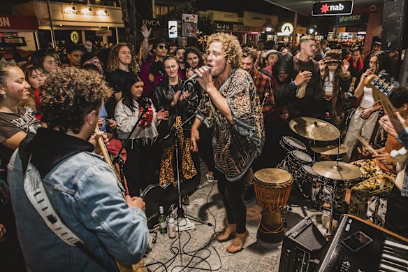 Local band The Seeding entertaining crowds on the street in Byron Bay. The buskers played for eight hours to keep the swelling crowd amused.