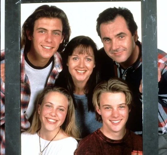 A família Kennedy (sentido horário a partir do canto superior esquerdo): Malcolm (Benjamin McNair), Susan (Jackie Woodburne), Karl (Alan Fletcher), Billy (Jesse Spencer) e Libby (Kym Valentine). 