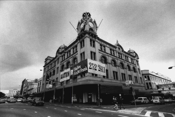 Grace Bros. Broadway bedecked with auction sign. September 22, 1992.