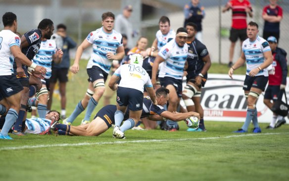 Lausii Taliauli scores the Brumbies' first try.