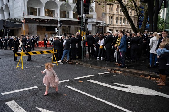 A return to large crowds along the Sydney ANZAC Day March 2022 route after 2 years of Covid.