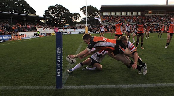 The Tigers' Chris Lawrence scores.