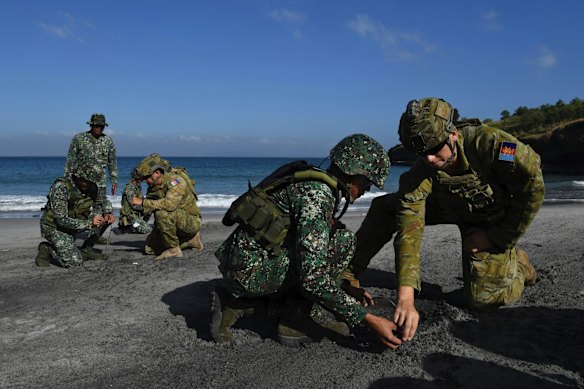 Sapper Nicholas Field (right) and Lance Corporal Callum Leete (3rd from right) with the 2nd Combat Engineer Regiment instruct marines from the Philippine's 8th Marine Battalion during training at the Philippine Marine Corp Barracks Gregorio Lim in Ternate, Luzon.