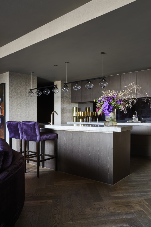 Above the kitchen bench, Larissa has hung a series of hand-blown grey glass pendant lights made in Queensland by SØKTAS.