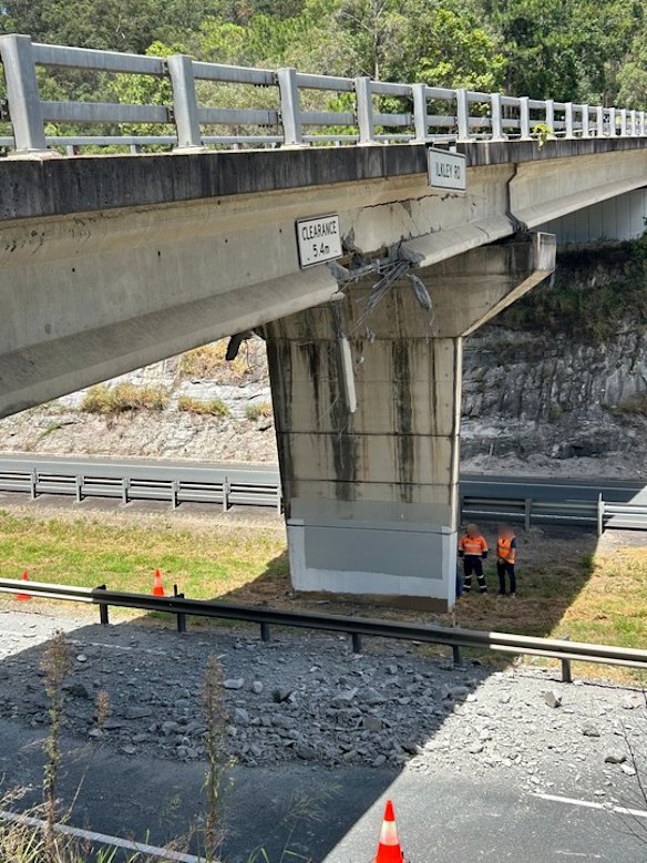 A rodovia Bruce foi fechada em Tanawha.