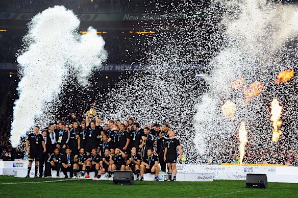 The All Blacks pose for photographs with the Webb Ellis Cup.