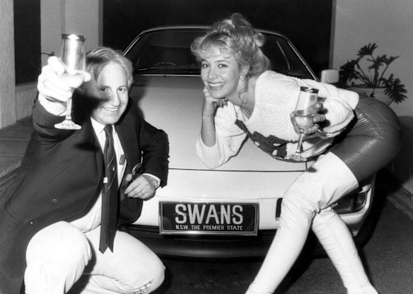 Dr Geoffrey Edelsten and wife Leanne Edelsten celebrate his acquisition of the Sydney Swans on 31 July 1985.