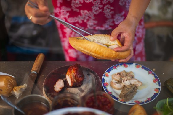 越南女人banh mi在越南做准备。