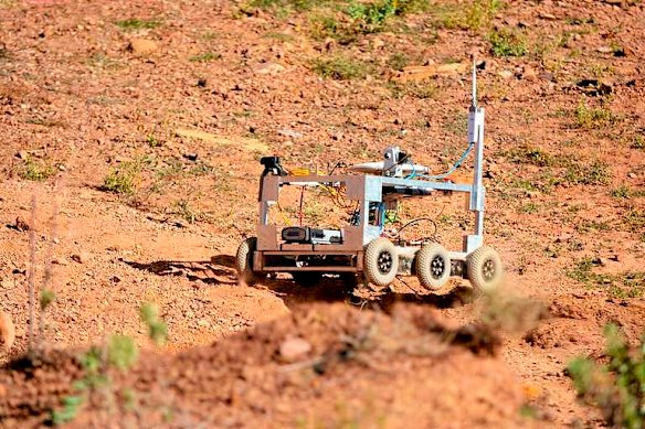 Student rovers in South Australian outback