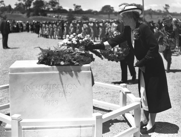 Lady Gowrie places a wreath.