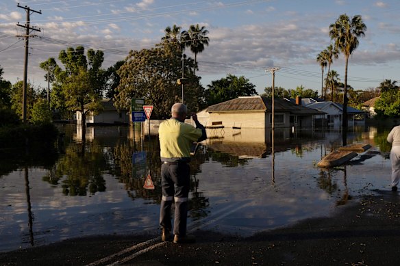 Break of dawn sees a increase in flood water height in Forbes. A council worker takes GPS flood height measurements, Saturday November 5, 2022.