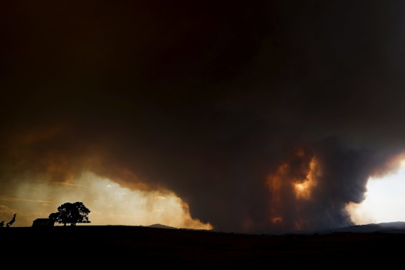 The North Black Range bushfire threatens properties at Bombay on Friday evening. 