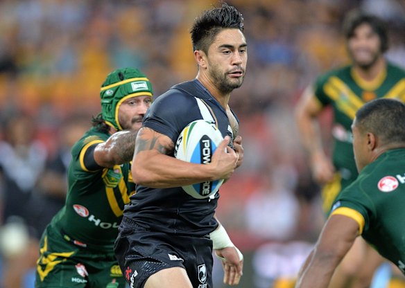Shaun Johnson of the Kiwis attempts to break away from Johnathan Thurston. 