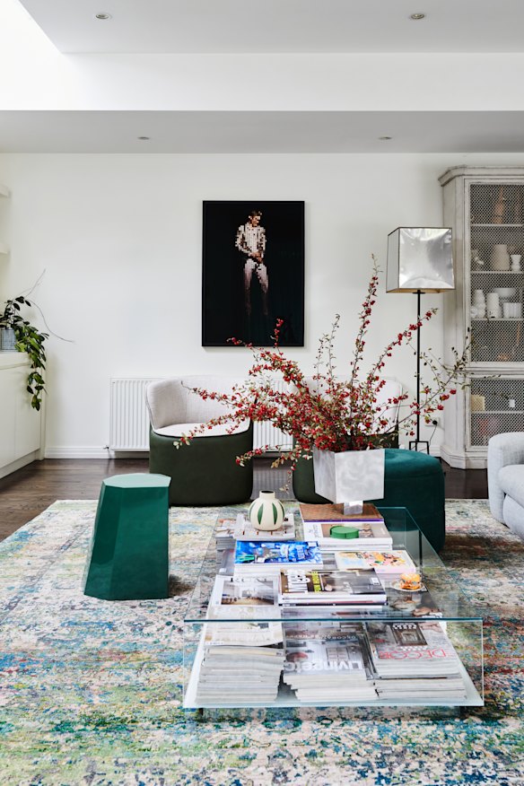 Uma gravura da artista Elsbeth Shaw está pendurada em uma sala que mistura descobertas antigas e novas. A mesa de centro de vidro, da Curated Spaces, fica sobre um tapete da Loom. 