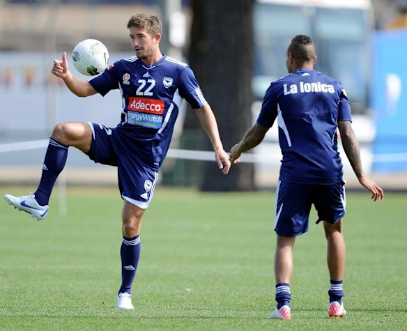 Melbourne Victory's Harry Kewell trains with Archie Thompson. 22 September 2011.