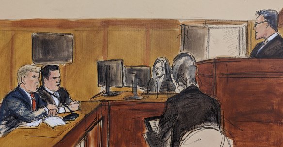 4 月 4 日，胡安·梅尔尚法官（最右）向特朗普（最左）发表讲话。 默钦对特朗普发布了新的禁言令，并在特朗普在网上攻击他的女儿后延长了该禁言令。