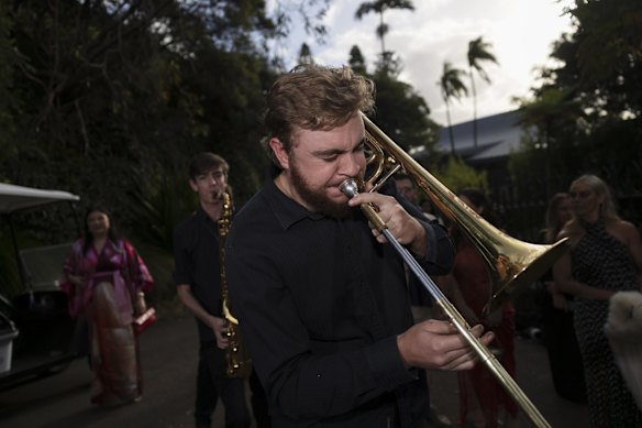 A band arrives at The Silver Party.