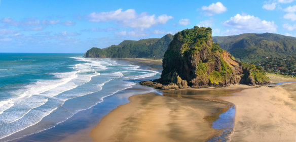 火山 Piha 海滩容易形成壮观的黑色沙滩。