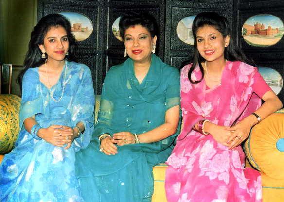 Nepal'in Veliaht Prensi Dipendra'nın nişanlısı olduğuna inanılan Devyani Rana, sağda, annesi Usharaje Rana (ortada) ve kimliği belirsiz kız kardeşi, solda, Hindistan'ın merkezindeki Gawlior'da, bu 1993 dosya fotoğrafında birlikte oturuyor.