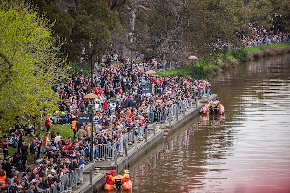 Footy fans line the Yarra river for the AFL Grand Final parade 