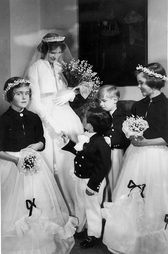 Gloves went from long to short toward the tail end of the 1950s. (Pictured: Countess Helen zu Toerring-Jettenbach)