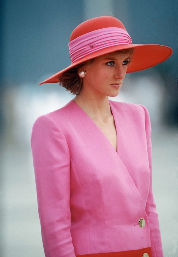 Princess Diana’s head-turning ensemble, which she wore on a 1989 tour of Dubai.