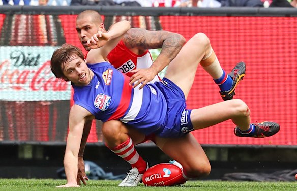  Lance Franklin of the Swans and Joel Hamling of the Bulldogs compete for the ball during the 2016 Toyota AFL Grand Final.