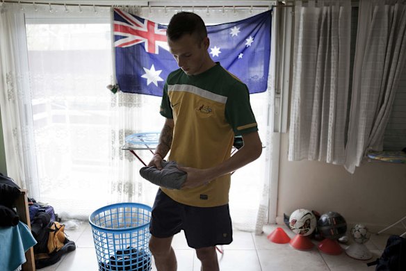 Gavin de Niese Australian youth footballer training for River Plate. Argentina. He's been training in River plate Argentina for the last 3 years. Gavin de Neise lives with his father Kevin, in an apartment near River Plate Stadium.
