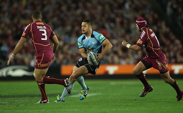 Jarryd Hayne outsteps Greg Inglis.