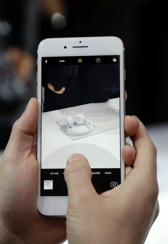 The iPhone 7 Plus camera zoom feature area is shown during the launch.